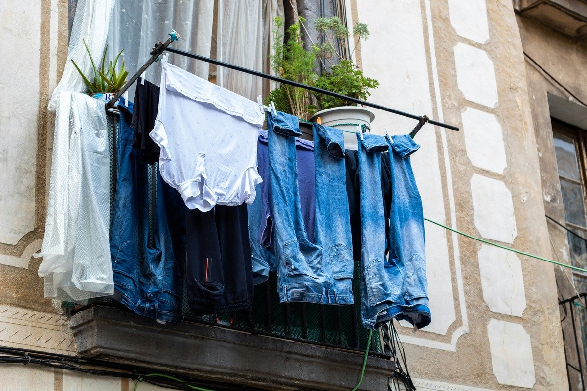 Can I wash jeans with other clothes